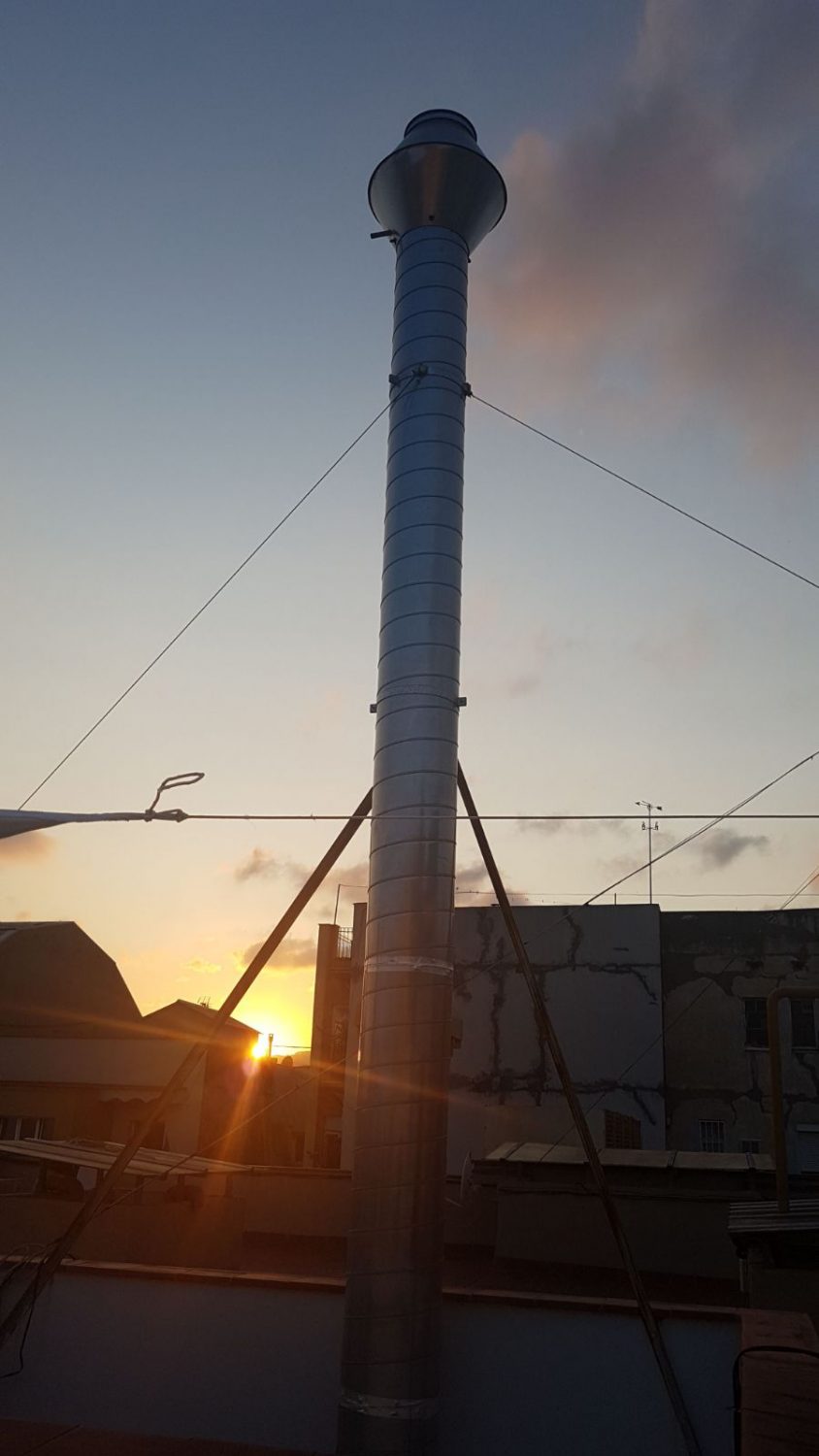 Fijación de la chimenea vertical de un resturante | Filtresa
